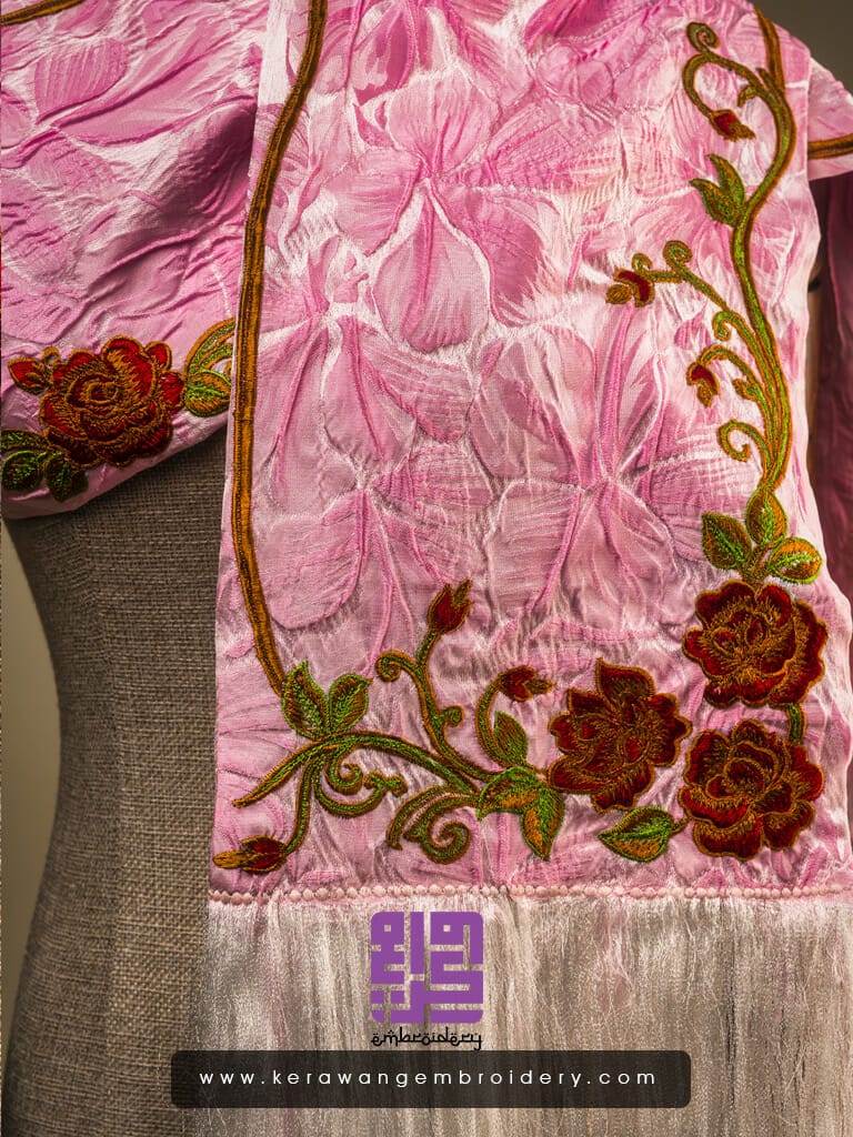 Mafla Bersulam Goyang Kerawang Dengan Corak Bunga Ros