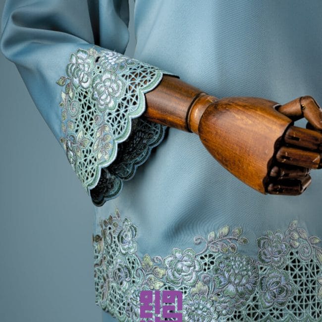Baju Kurung Kedah Sulam Goyang Corak Bunga Carnation dan Ros Dengan Kerawang Pagar