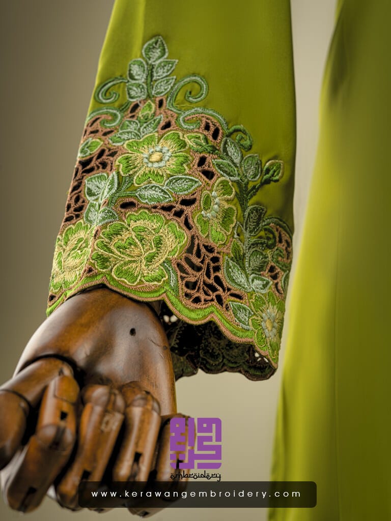 Baju Kurung Tradisi Dengan Sulam Goyang Kerawang Motif Bunga Sakura dan Jasmine